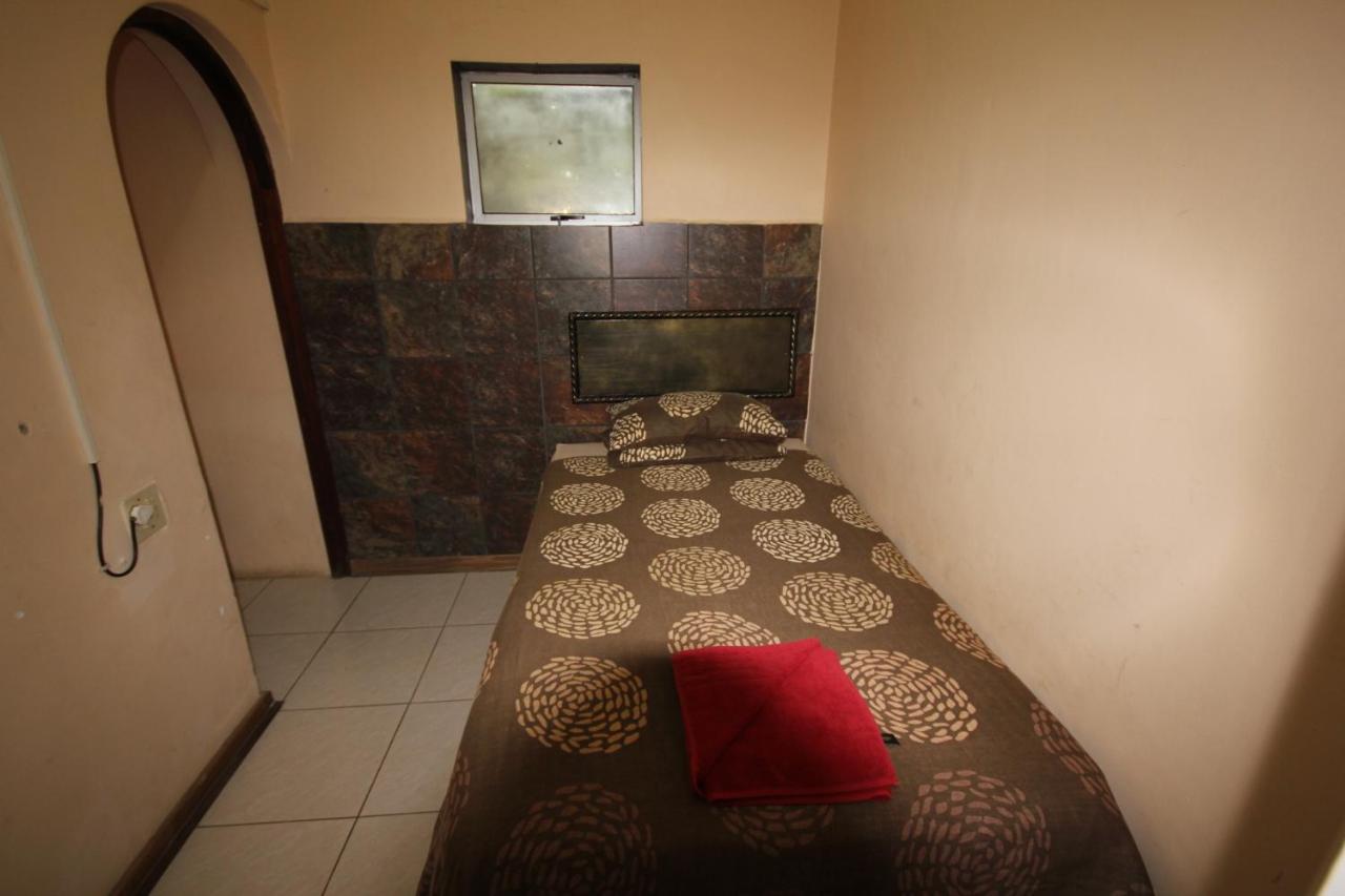 Ingwe Guesthouse Mbombela Buitenkant foto